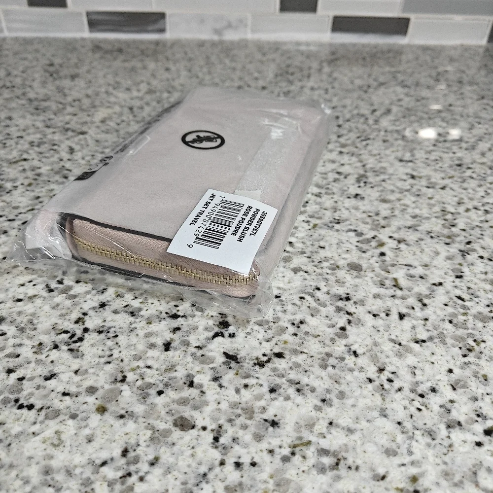 Michael Kors Large Pebbled Leather Smartphone Wristlet (Powder Blush)
